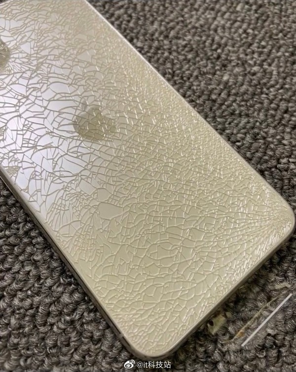 iphone11pro摔坏图片,iphone11pro图片官方 iphone 11 pro max不小心摔成"艺术品" 这裂纹绝了