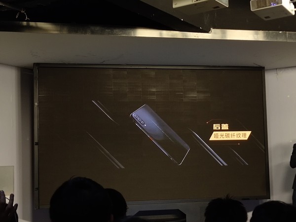 iQOO Monster骑士黑选用哑光碳纤纹路后盖