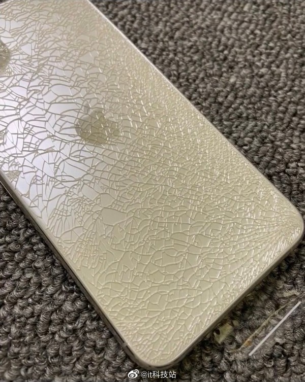摔出冰裂纹的iPhone 11 Pro Max（图源微博）